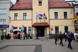 Rybnik obchodził 100. rocznicę przyłączenia do Polski - uroczystość na rybnickim rynku. Przedstawiciele służb tuż po złożeniu kwiatów.