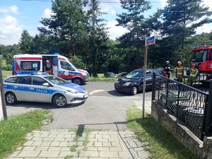 Rybnik, ulica Racławicka, miejsce wypadku drogowego. Na zdjęciu widać oznakowany radiowóz, uszkodzony pojazd i pogotowie ratunkowe.