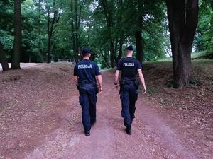 Strażnicy miejscy podczas patrolowania miasta Rybnika.