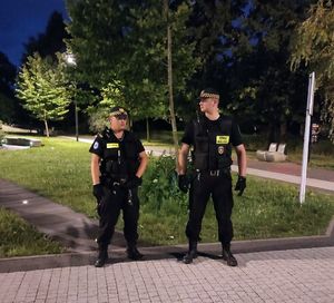 Strażnicy miejscy podczas służby patrolują rejon centrum Rybnika.