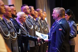 Zastępca Komendanta Wojewódzkiego Policji w Katowicach gratuluje funkcjonariuszce Policji awansu na wyższy stopień służbowy.