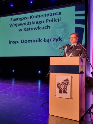 Zastępca Komendanta Wojewódzkiego Policji w Katowicach - inspektor Dominik Łączyk podczas przemówienia.