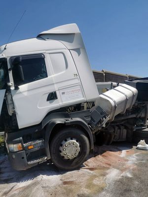 Bełk, zjazd na autostradę. Miejsce zdarzenia drogowego. Uszkodzony pojazd ciężarowy.