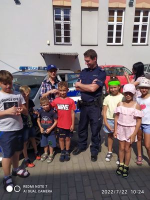 Spotkanie policjanta z dziećmi z Ukrainy.