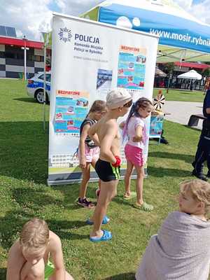 Kąpielisko Ruda w Rybniku. Spotkanie służb z dziećmi i promowanie bezpiecznych zachowań nad wodą.