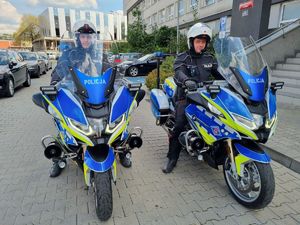 Policjanci na nowych motocyklach tuż przed służbą.
