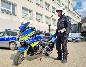 Policjant z rybnickiej drogówki, przygotowuje się do służby na motocyklu.