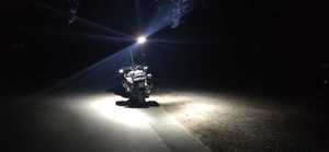 Nowy motocykl marki BMW R1250RT nocą.