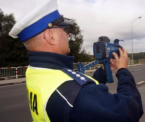 Policjant z rybnickiej drogówki podczas działań.