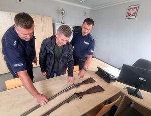 Rybniccy policjanci przekazują historyczną broń do Muzeum w Pszczynie.