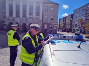 Naczelnik ruchu drogowego podczas kontroli policjantów w trakcie działań.