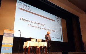 Policjantka prowadzi wykład podczas konferencji.