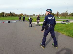 Dzielnicowy podczas gier i zabaw z młodzieżą.