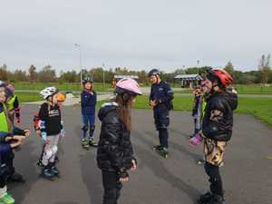 „Bezpieczny sk8park &amp; pumptrack” z dzielnicowym na torze rolkowym w Rybniku.