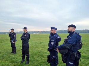 Przełożeni z Policji oraz Straży Pożarnej podczas obserwacji ćwiczeń na Lotnisku w Rybniku.