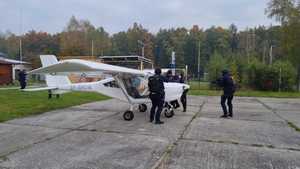 Policjanci zatrzymują trzeciego ze sprawców, który nieuprawniony wszedł na Lotnisko w Rybniku.