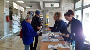 Udzielanie informacji seniorom na stoisku profilaktycznym przez policjantów i pracowników ZUS.