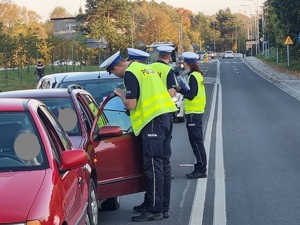 Policjanci obsługują miejsca wypadku drogowego.