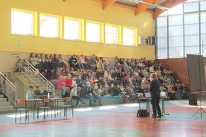 Handel ludźmi, konferencja z uczniami i nauczycielami.