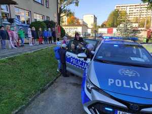 Pogadanka policjanta z dziećmi z Przedszkola w Rybniku oraz pokaz policyjnego radiowozu.