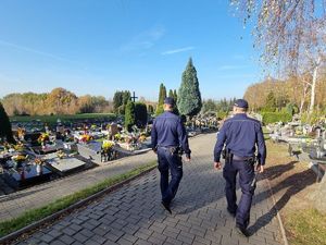 Dzielnicowi podczas służby w rejonie cmentarza w Rybniku.