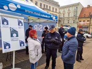 Policjantka prowadzi rozmowę dotyczącą akcji &amp;quot;Biała Wstążka z mieszkańcami Rybnika