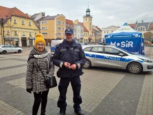 Policjant oraz mieszkanka Rybnika na rynku podczas akcji &quot;Biała Wstążka&quot;.