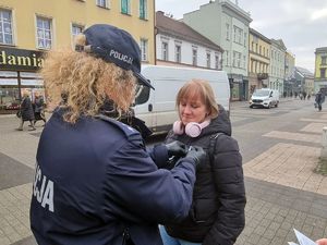 Policjantka oraz mieszkanka Rybnika podczas akcji.