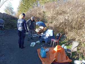 Policjantka rozmawia z bezdomnym.