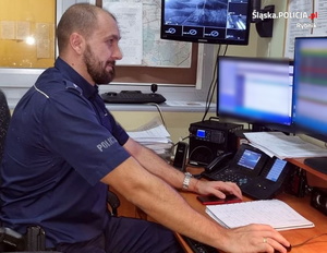 Policjant, dyżurny z Komisariatu Policji w Czerwionce-Leszczynach.