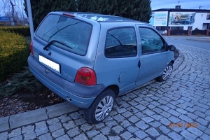 Samochód osobowy renault, którego pijana kierująca wjechała na rondo.