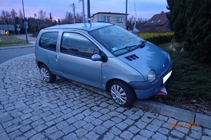 Kierująca osobówką wjechała na rondo uszkadzając znak pionowy.