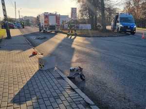 Policjanci podczas dokumentowania miejsca wypadku, śmiertelnego potrącenia rowerzysty.