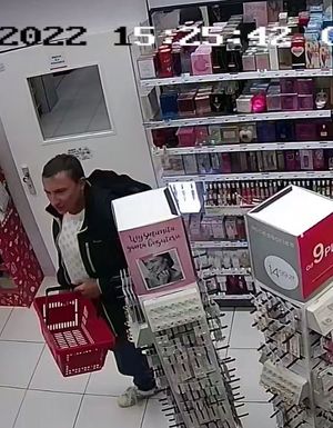 Mężczyzna podejrzewany o kradzież perfum.