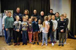 Pamiątkowe zdjęcie policjantów z dziećmi podczas ferii zimowych.