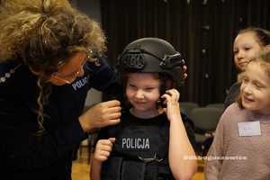 Policjantka wraz z dziećmi podczas spotkania profilaktycznego.
