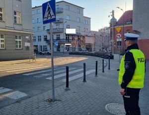 Policjant w rejonie przejścia dla pieszych.