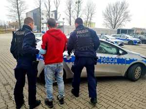 25-letni mężczyzna tymczasowo aresztowany za rozbój z użyciem noża.