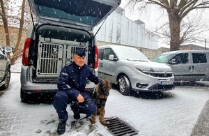 Asp. szt. Filip Waśnniewski, przewodnik psa służbowego wraz z Ibajonem.