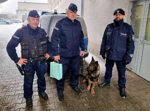 Naczelnik Wydziału prewencji podczas pożegnania policjanta, który wraz ze swoim psem przechodzi na emeryturę.