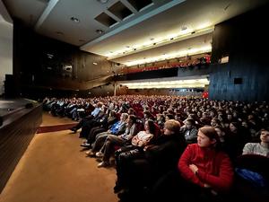 Uczniowie klas ósmych podczas konferencji poświęconej cyberbezpieczeństwu.