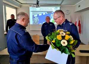 Młodszy inspektor Roman Chlubek dziękuje Komendantowi Komisariatu Policji w Czerwionce-Leszczynach za lata słuzby.