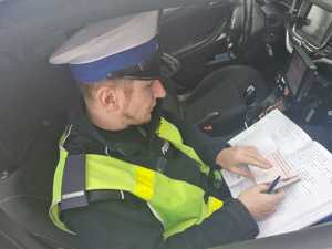 Policjant ruchu drogowego sporządza dokumentację.