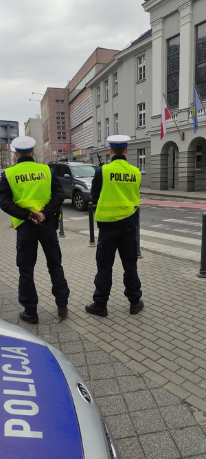 Policjanci pilnują bezpieczeństwa przy przejściu dla pieszych