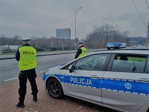 Policjanci w rejonie ulicy Raciborskiej obserwują zachowanie kierowców pojazdami.