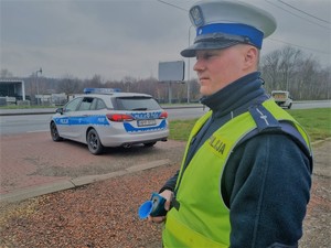 Policjant ruchu drogowego podczas akcji &quot;Trzeźwy poranek&quot;.