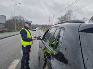 Policjant sprawdza trzeźwość kierującego pojazdem.