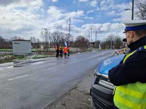 Policjant obserwuje przejazd kolejowy