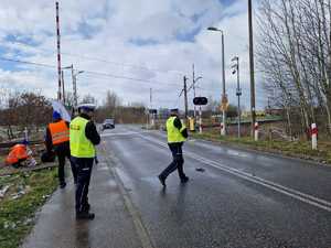 Policjanci pełnili służbę w rejonie przejazdu kolejowego