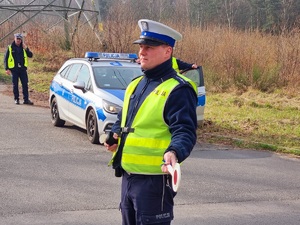 Policjanci ruchy drogowego podczas akcji Trzeźwy poranek&quot; sprawdzają stan trzeźwości kierowców.